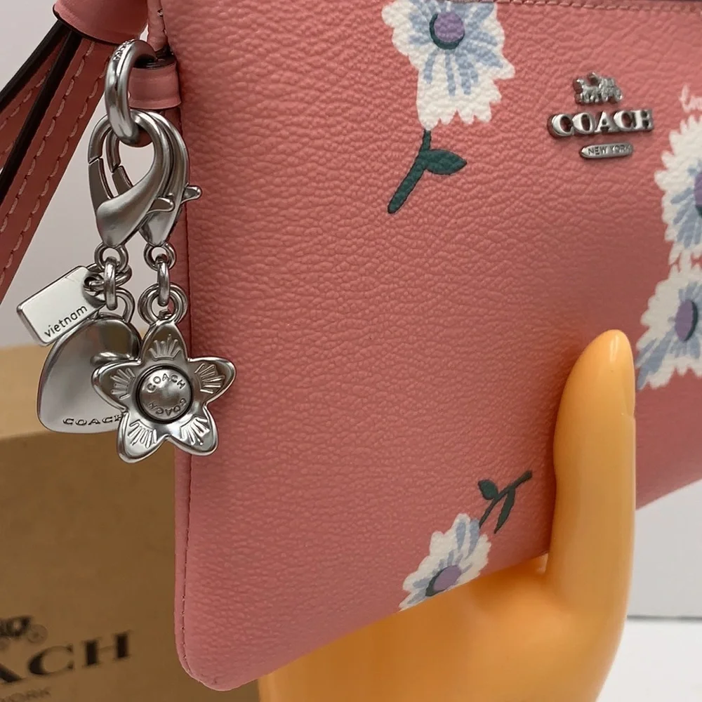 COACH Boxed Corner Zip Wristlet With Daisy Print